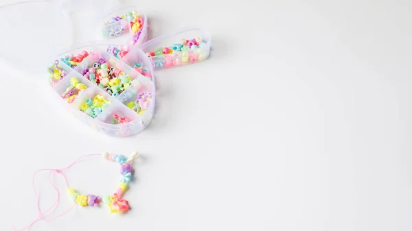 Une Boîte Avec Des Perles Variées Colorées Pour Fabrication Bracelets — Photo