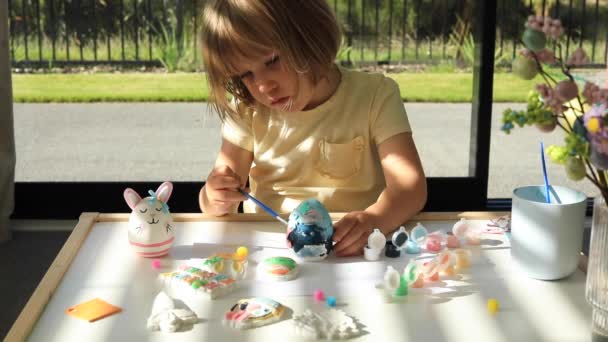 Słodka Dziewczynka Jest Dekorowanie Pisanka Pomysły Wielkanocnych Rzemiosł Dziećmi Szczęśliwej — Wideo stockowe