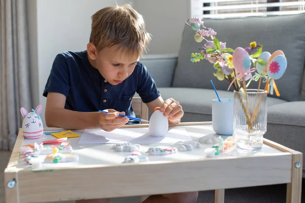 Niño Está Sentado Una Mesa Decorando Huevo Pascua Concepto Artesanía —  Fotos de Stock
