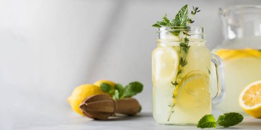 Taze limon dilimleri ve nane yapraklı ev yapımı limonata. Limonlu ferahlatıcı bir yaz içkisi. Pankart. Boşluğu kopyala