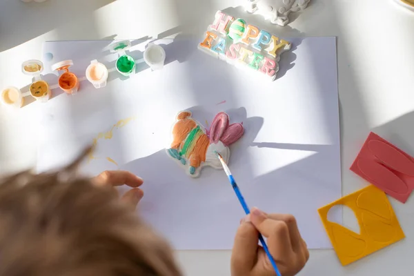 Dítě Namaluje Velikonoční Králičí Figurku Koncept Dětského Kreativního Vývoje Dětských — Stock fotografie