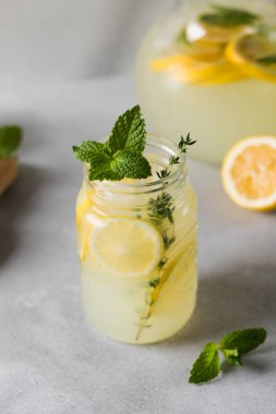 Taze limon dilimleri ve nane yapraklı ev yapımı limonata. Limonlu ferahlatıcı bir yaz içkisi.