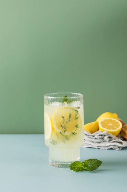 Taze limon dilimleri ve nane yapraklı ev yapımı limonata. Limonlu ferahlatıcı bir yaz içkisi.
