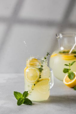 Taze limon dilimleri ve nane yapraklı ev yapımı limonata. Limonlu ferahlatıcı bir yaz içkisi.