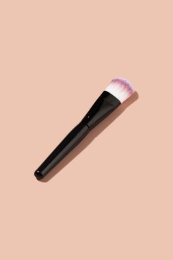 Pembe arka planda bebek gölgesi olan kozmetik makyaj fırçası. Makyaj konsepti.