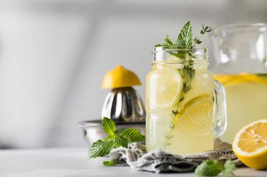 Taze limon dilimleri ve nane yapraklı ev yapımı limonata. Limonlu ferahlatıcı bir yaz içkisi.