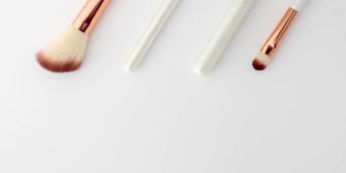 Beyaz arka planda makyaj fırçaları. Makyaj aletleri, kozmetik. Pankart. Boşluğu kopyala