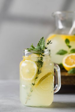 Taze limon dilimleri ve nane yapraklı ev yapımı limonata. Limonlu ferahlatıcı bir yaz içkisi.