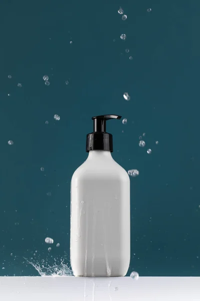 White Dispenser Cosmetics White Shelf Falling Drops Water Dark Blue — Stock Photo, Image
