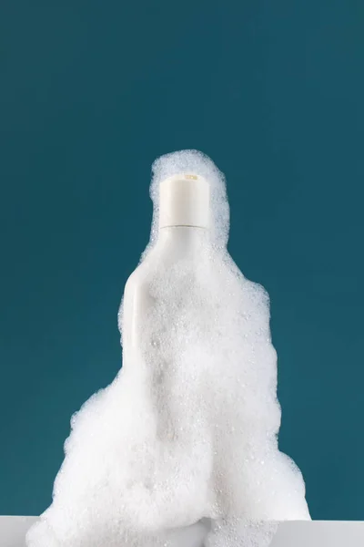 Ένα Λευκό Δοχείο Ένα Καλλυντικό Προϊόν Αφρό Στο Ράφι Έννοια — Φωτογραφία Αρχείου