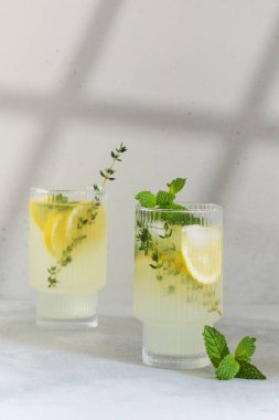 Taze limon dilimleri ve nane yapraklı ev yapımı limonata. Limonlu ferahlatıcı bir yaz içkisi.