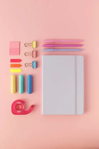 粉红背景的学校和办公室用的平板笔记本电脑和时髦文具 回到学校概念 — 图库照片