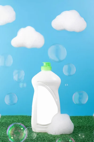 Λευκό Μπουκάλι Dishwashing Gel Και Τοποθετήστε Λογότυπό Σας Μπλε Φόντο — Φωτογραφία Αρχείου