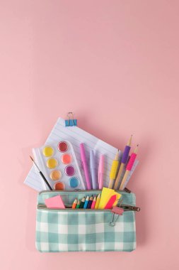 Pembe arka planda kalem kutusunda şık bir kırtasiye malzemesi. Okul Konseptine geri dönelim. Boşluğu kopyala