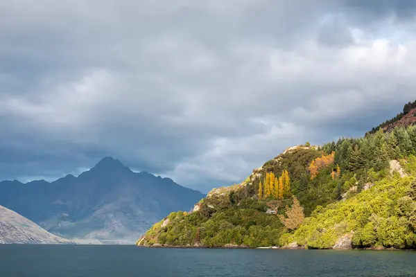Beautiful Mountain Lake Cloudy Day Landscape Large Lake Queenstown New — Stock Photo, Image