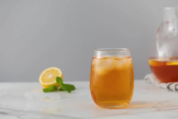 Ένα Ποτήρι Κρύο Τσάι Παγάκια Φέτες Λεμονιού Και Ένα Κλαδί — Φωτογραφία Αρχείου