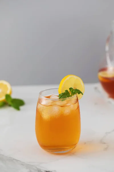 Ett Glas Kallt Isbitar Citronskivor Och Kvist Mynta Begreppet Kylning — Stockfoto