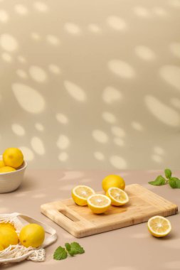 Arka planda, gölgeli ahşap bir tahtanın üzerinde bir sürü sarı limon. Sulu olgun limonlar. Boşluğu kopyala