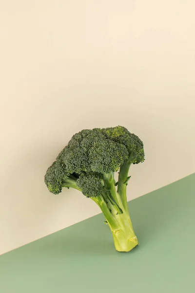 Свежий Сырой Брокколи Зеленом Бежевом Фоне Понятие Вегетарианства Здорового Питания — стоковое фото