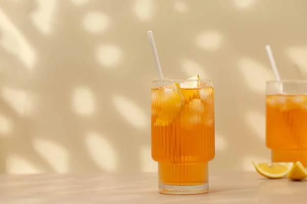 一杯冷茶 柠檬片 还有背景上的薄荷叶和阴影 冷却夏季饮料的概念 复制空间 — 图库照片