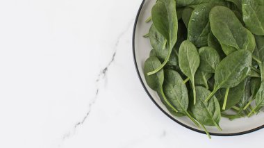 Tabakta taze çiğ ıspanak. Uzayı kopyala Sağlıklı beslenme kavramı.