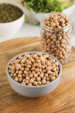 Arka planda bir kasede çiğ nohut. Sebze proteini konsepti. Vejetaryenlik.