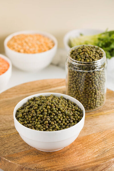 Сырые бобы в миске. Концепция вегетарианства, растительного белка. Здоровое питание.