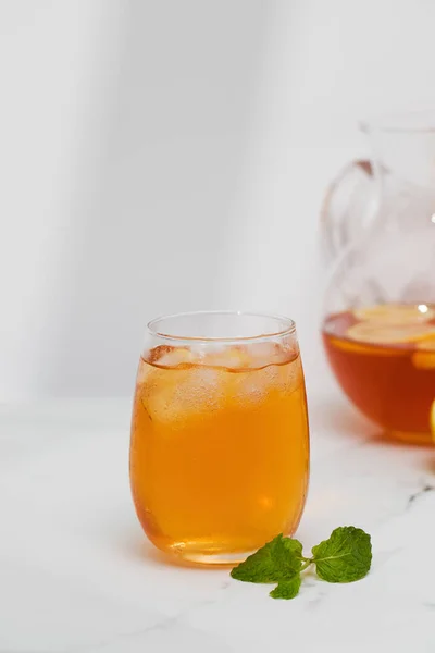 Холодный Чай Лимоном Мятой Стакане Кувшине Летние Напитки — стоковое фото