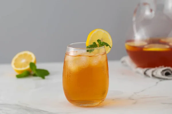 Chá Gelado Com Limão Hortelã Copo Jarro Bebidas Refrigerantes Verão — Fotografia de Stock