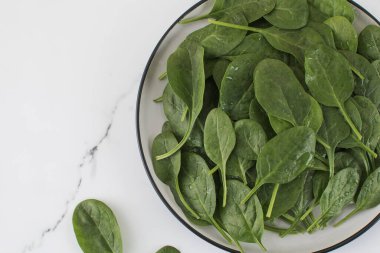 Tabakta taze çiğ ıspanak. Sağlıklı beslenme kavramı.