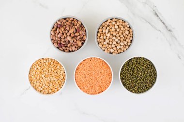 Cam kavanozların içindeki baklagiller. Sebze proteini, vejetaryenlik, sağlıklı beslenme..