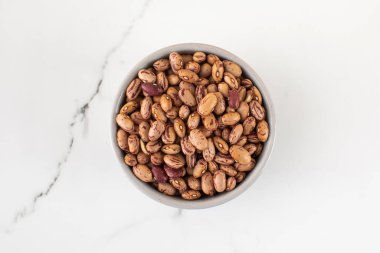 Bir kasede çiğ pembe fasulye. Protein proteini. Sağlıklı beslenme kavramı.