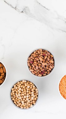 Cam kavanozların içindeki baklagiller. Sebze proteini, vejetaryenlik, sağlıklı beslenme. Boşluğu kopyala