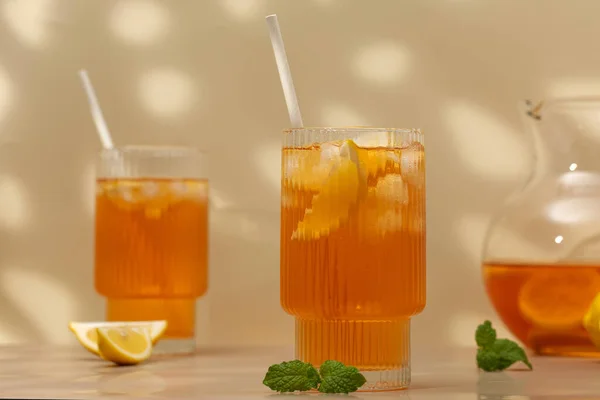 Холодный Чай Лимоном Мятой Стакане Кувшине Летние Напитки — стоковое фото