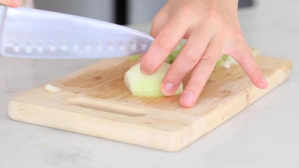 Kobieta Kroi Cebulę Stole Stojąc Kuchni Proces Gotowania — Wideo stockowe