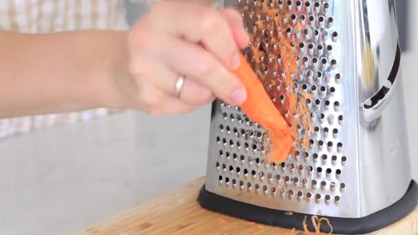 Una Mujer Frota Una Zanahoria Fresca Rallador Mesa Pie Cocina — Vídeos de Stock
