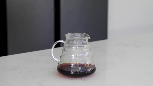 Szklany Dzbanek Kawy Czarną Kawą Stoi Kuchennym Stole Para Się — Wideo stockowe