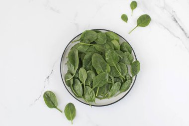 Tabakta taze çiğ ıspanak. Sağlıklı beslenme kavramı.