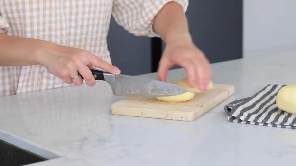 Una Donna Taglia Patate Tagliere Cucina Processo Cottura Piatto Una — Video Stock