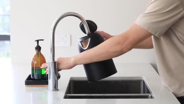 Мужчина Наливает Воду Крана Электрический Чайник Кухне Концепция Питьевой Воды — стоковое видео