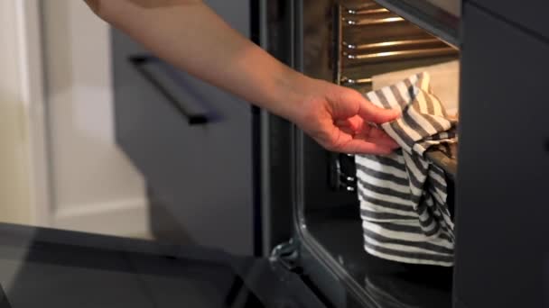 自家製グラノーラを作るプロセス 女性がオーブンでグラノーラを攪拌しています ビデオレシピ ステップ5 — ストック動画