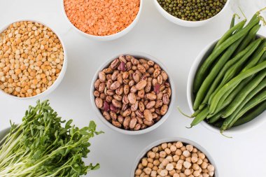 Cam kavanozların içindeki baklagiller. Sebze proteini, vejetaryenlik, sağlıklı beslenme..