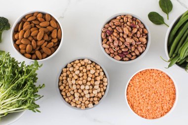 Cam kavanozların içindeki baklagiller. Sebze proteini, vejetaryenlik, sağlıklı beslenme..