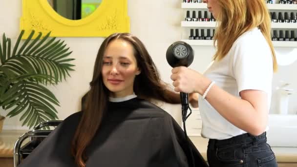 Fryzjer Suszy Klientom Włosy Suszarką Włosów Okrągłym Grzebieniem Salon Piękności — Wideo stockowe