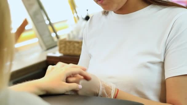 Manicure Maakt Een Massage Het Aanbrengen Van Crème Handen Van — Stockvideo