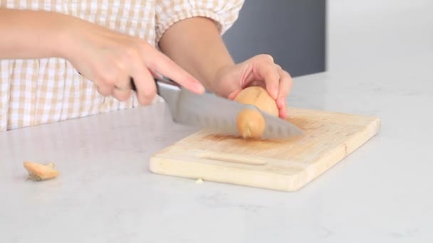 Kvinna Skalar Lök Bräda Vid Bordet Stående Köket Matlagningsprocessen — Stockvideo