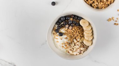 Yunan yoğurdu, badem, yabanmersini ve muzlu ev yapımı granola. Sağlıklı kahvaltı konsepti, tarif. Boşluğu kopyala