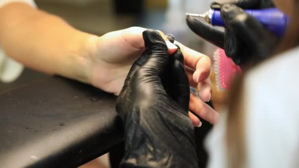 Mestre Manicure Faz Uma Manicure Hardware Para Cliente Salão Beleza — Vídeo de Stock
