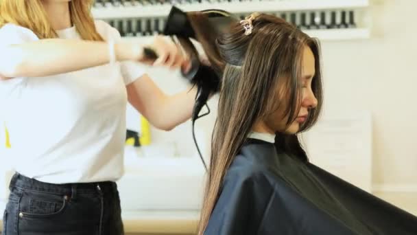 Kadeřník Suší Klientům Vlasy Vysoušečem Vlasů Kulatým Hřebenem Kosmetický Salon — Stock video
