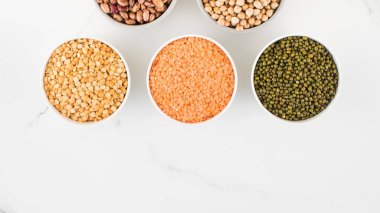 Cam kavanozların içindeki baklagiller. Sebze proteini, vejetaryenlik, sağlıklı beslenme. Boşluğu kopyala